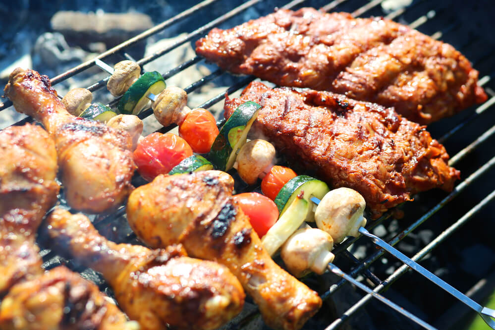 Quando pensamos em churrasco, temos a tendência de associá-lo ao verão, calor e ambientes ao ar livre, não é mesmo? Porém, fique sabendo que a temperatura mais baixa não é um impeditivo para…